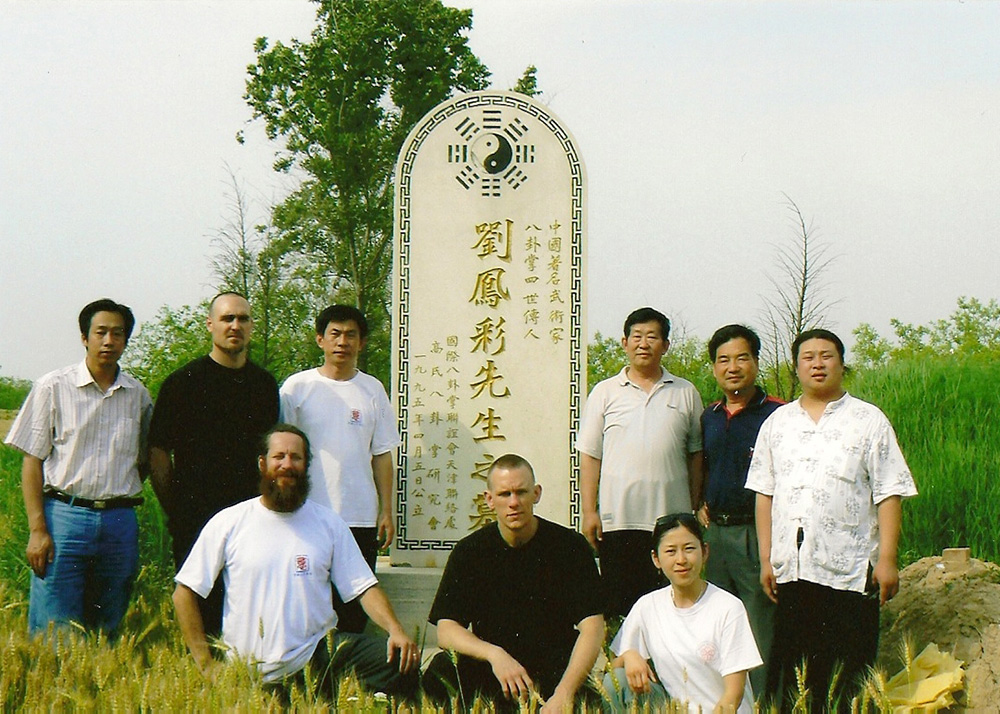 Visiting the gravesite of Liu Fengcai.