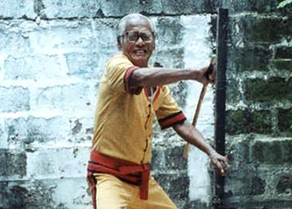 Momoy Canete practicing Eskrima